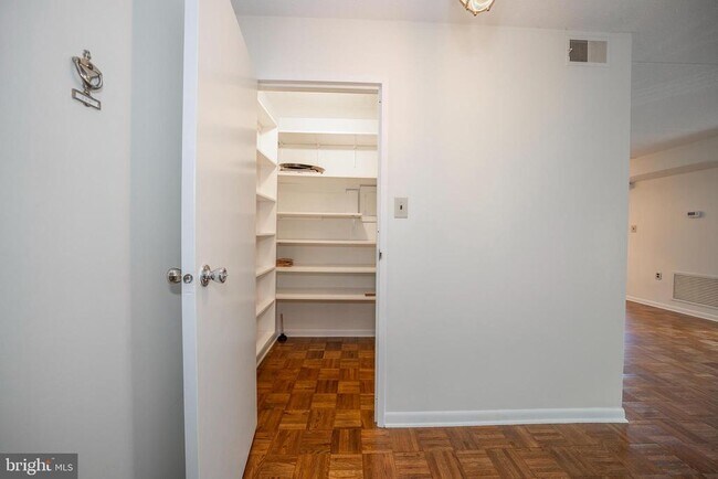 Foto del edificio - 260 W Montgomery Ave