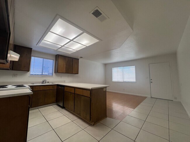 Building Photo - 144 Duranta St