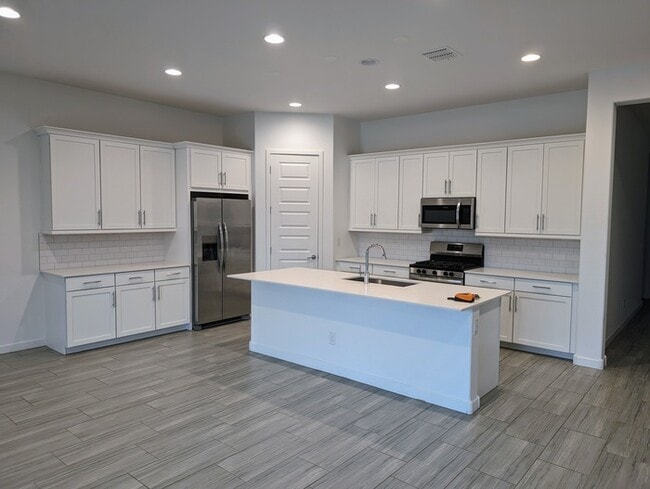 Building Photo - 16431 W Charlotte Dr