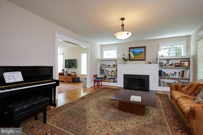 Building Photo - 2811 35th St NW