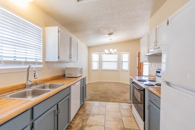 Building Photo - Conveniently located 3 Bedroom, 2 bath near HAFB