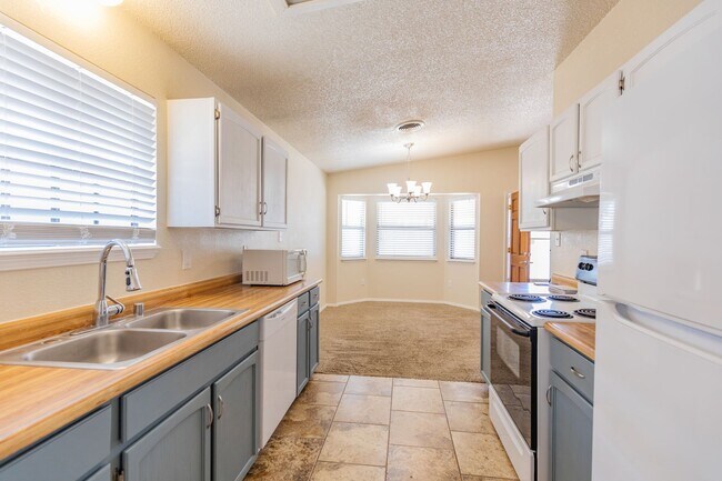 Foto del edificio - Conveniently located 3 Bedroom, 2 bath near HAFB