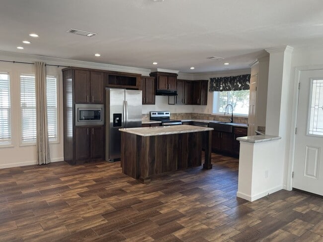 Building Photo - 5631 Pinecrest Dr