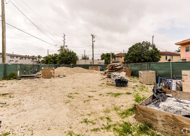 Building Photo - TriniSuites Calle Ocho