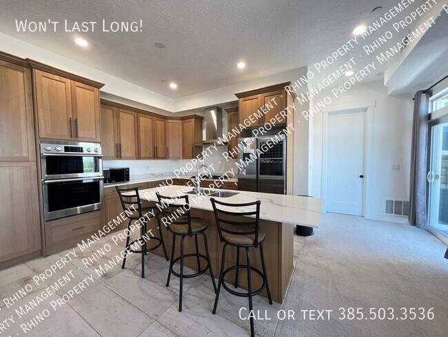 Foto del edificio - 3 Bedroom/3 Bathroom Top Floor Condo in Cl...