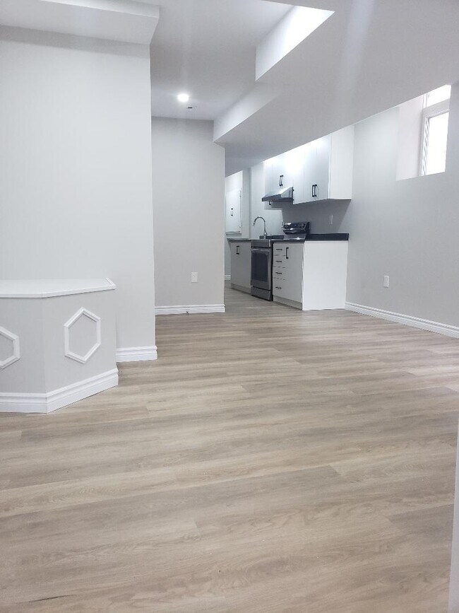 Building Photo - 9345 White Oak Av