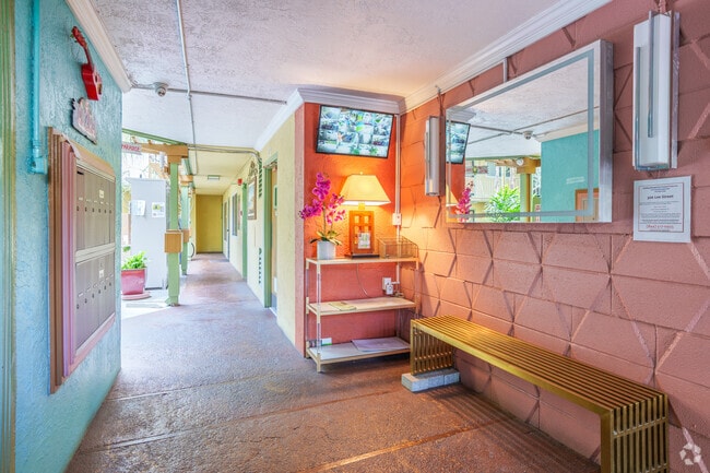 Lobby - Bel Aire Courtyard