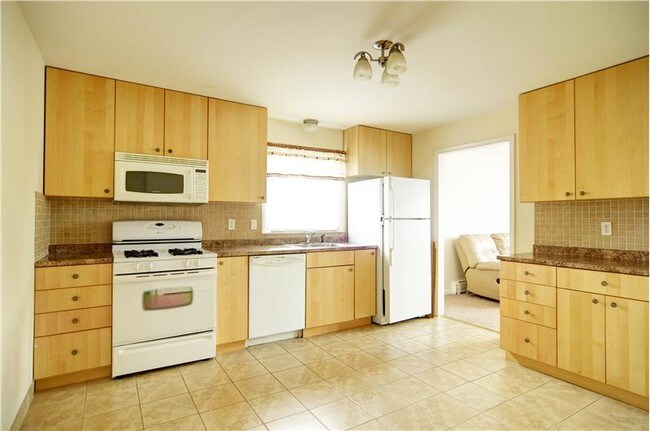 Foto del edificio - 212 Hansen Ave