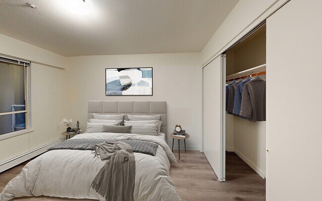 Photo du bâtiment - Spacious 1bd/1ba at Broadway & Alma