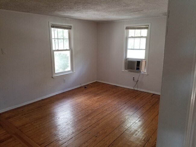 Building Photo - 306 S Laurel St