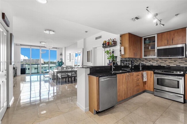 Foto del edificio - 7910 Harbor Island Dr