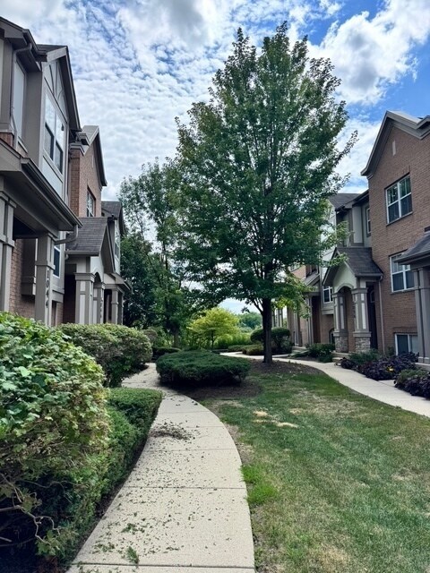 Foto del edificio - 1044 N Claremont Dr
