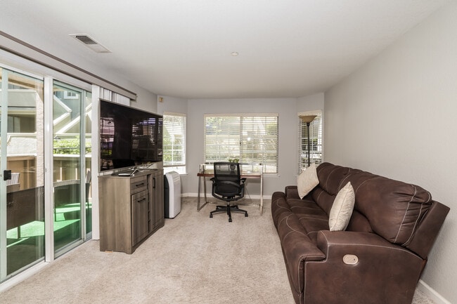 Building Photo - 43 Crystal Gate Ct