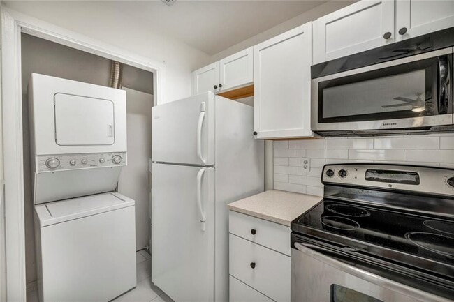 Building Photo - 806 W 24th St