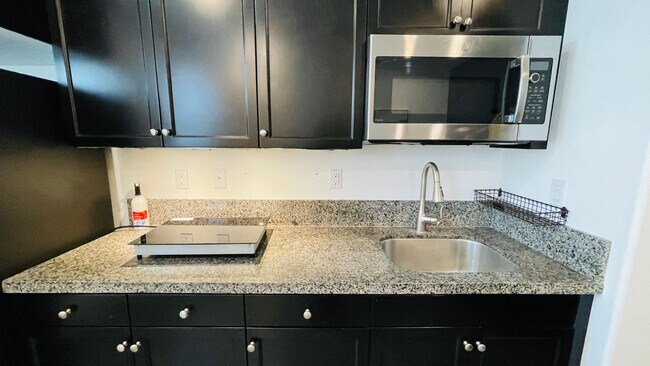 Foto del edificio - PRICE REDUCED! 1 Bedroom Semi Furnished in...