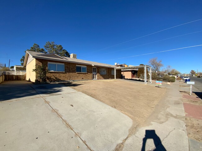 Foto del edificio - 5 Bedroom Single Story Home Available Near Snow Vista Blvd SW & Gibson Blvd!