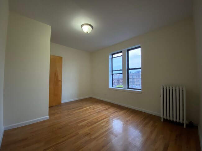 Building Photo - 600 W 187th St