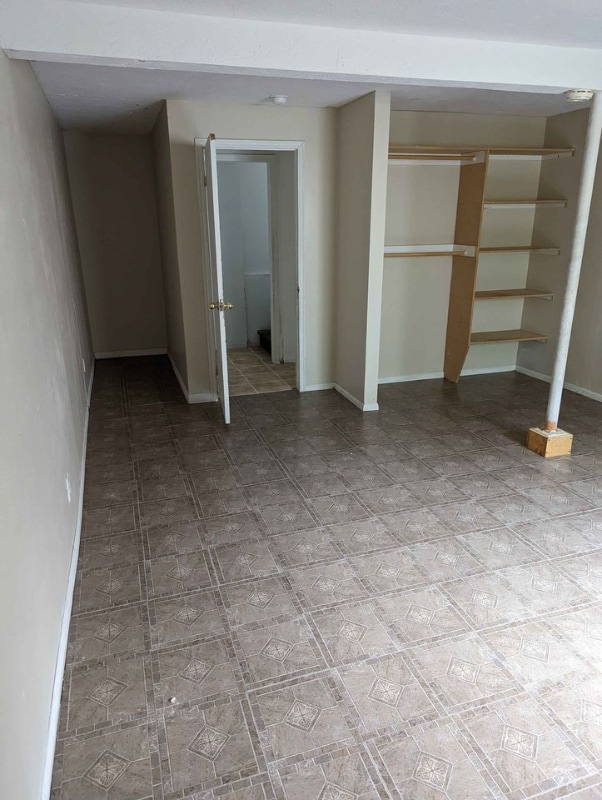 Building Photo - 106 E 1st S