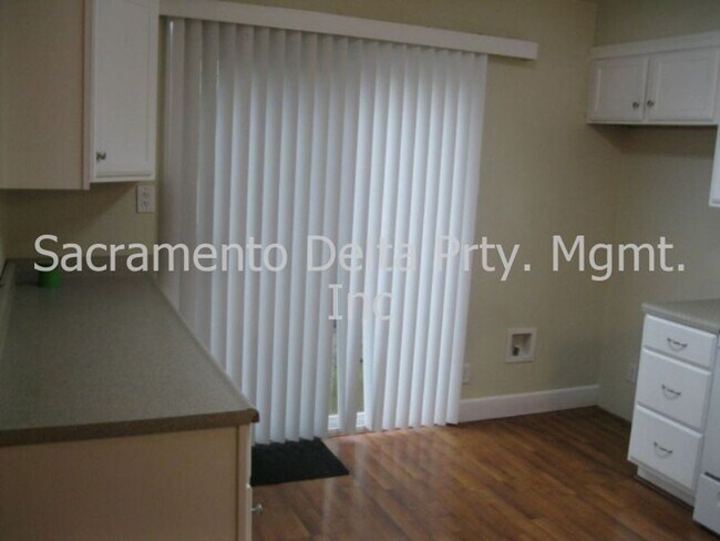 Building Photo - 4 bed/2.5 bath Tahoe Park Condo