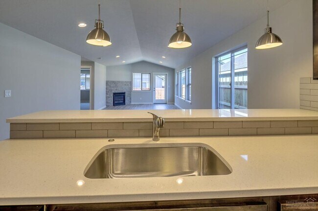 Building Photo - Super Clean Single Level 3 bed, 2 bath, 2 car garage home on landscaped fenced lot