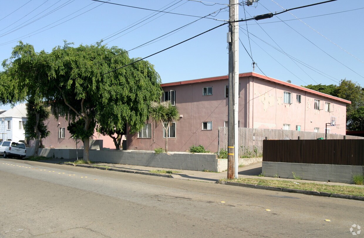 Foto del edificio - 2325 Roosevelt Ave