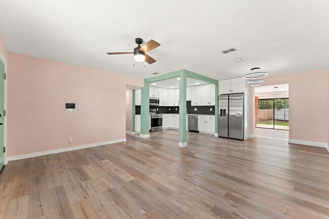 Foto del edificio - 5217 Witby Ave
