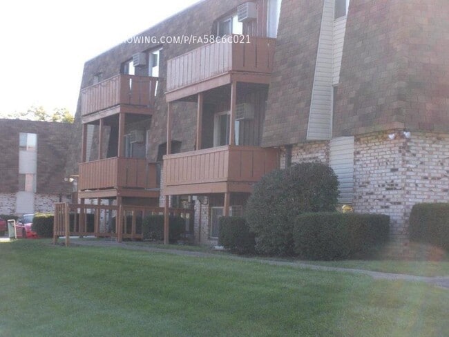 Building Photo - 123 Fox Hill Ln