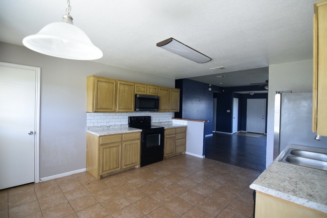 Building Photo - 3600 Ennis Dr