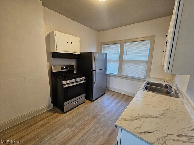 Foto del edificio - 3430 Beechwood Ave