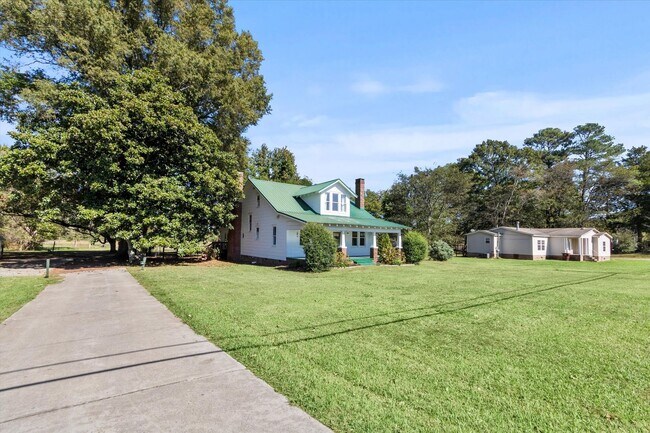 Building Photo - Country Classic with Modern Convenience!