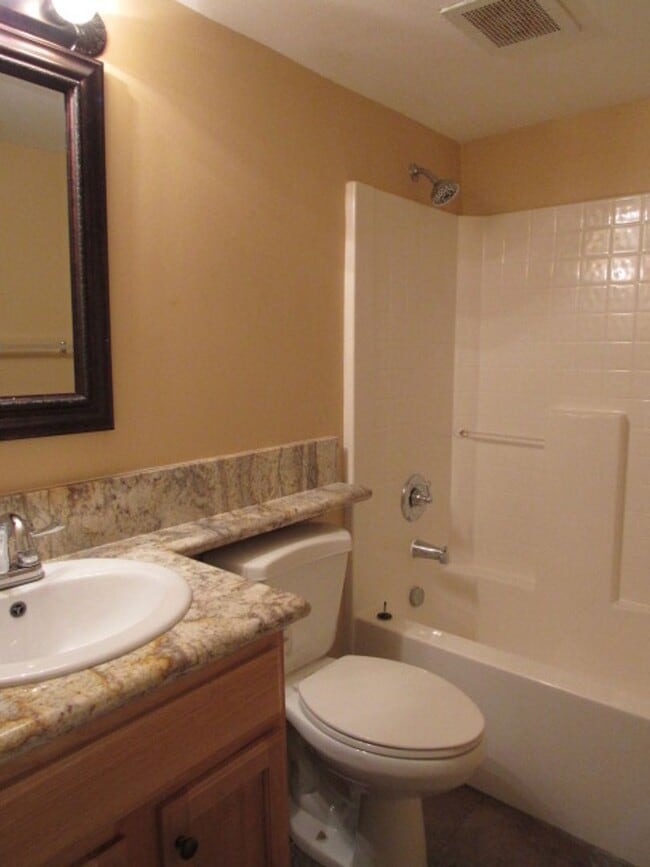 Building Photo - Updated condo in Bayview Terrace!