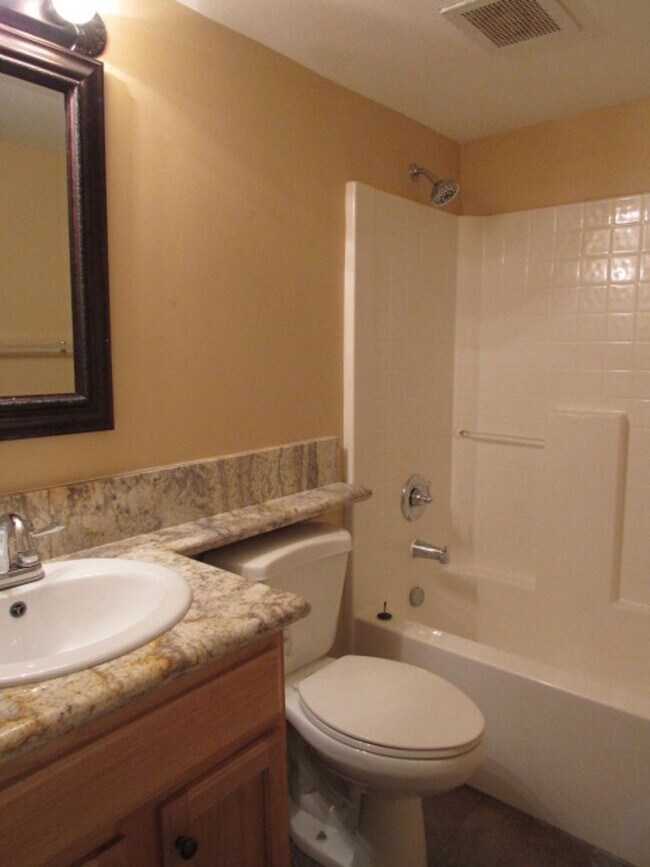 Foto del edificio - Updated condo in Bayview Terrace!