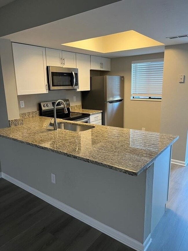 Building Photo - Tradewinds !