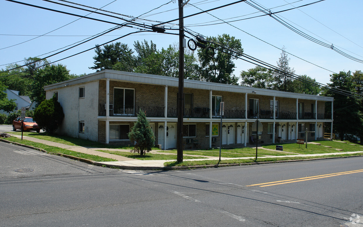 Primary Photo - Castle Mead Apartments