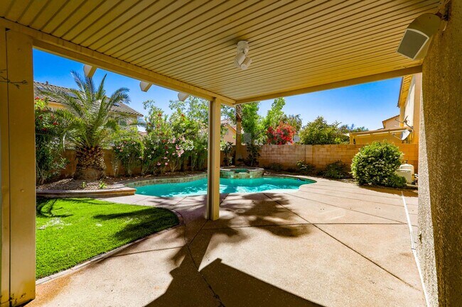 Foto del edificio - Southwest Pool Home With First Floor Bed And Bath