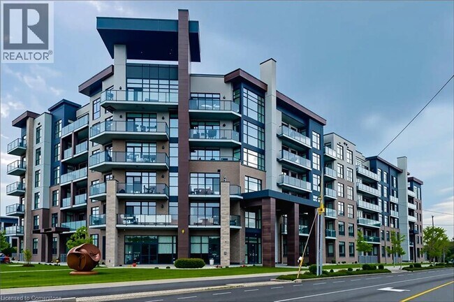 Photo du bâtiment - 600 N Service Rd
