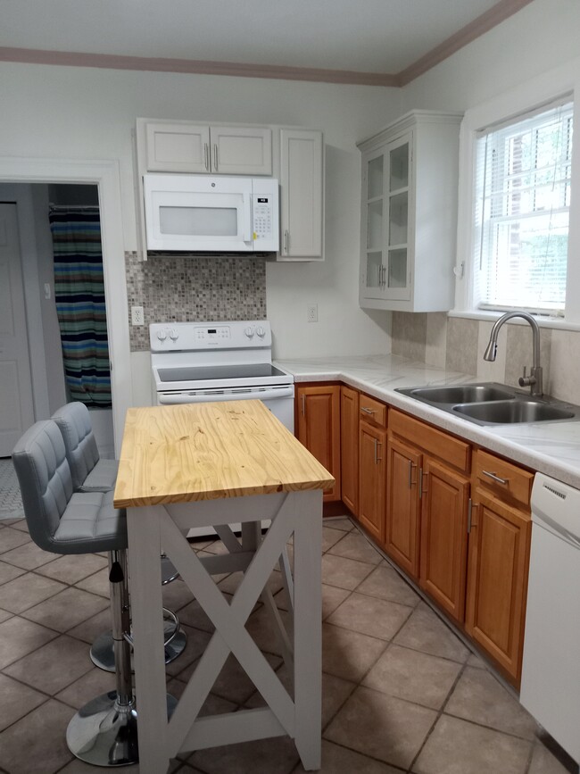 kitchen - 2561 Myra St