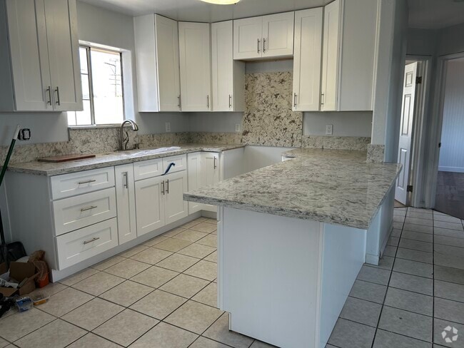 Kitchen - 163 N Eastman Ave