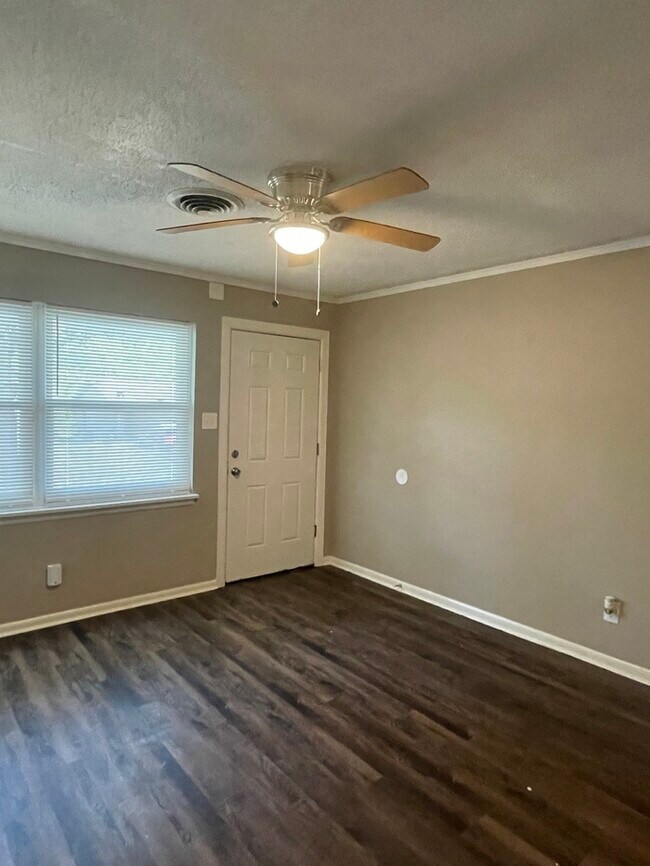Building Photo - 9114 Malabri Dr