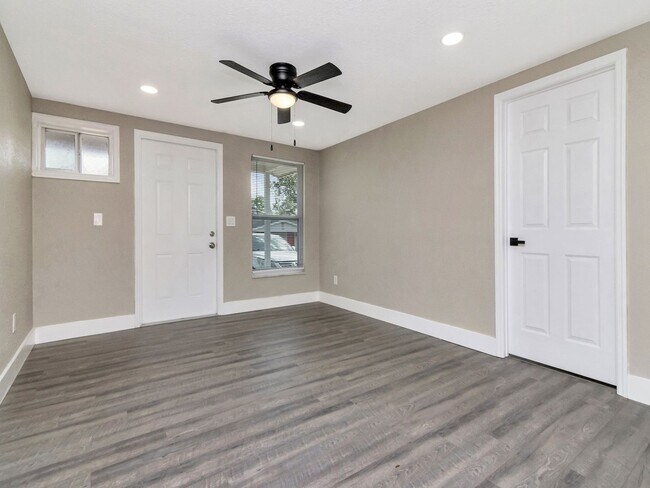 Foto del edificio - Great Location - 1 Bedroom 1 Bath Duplex w/ Backyard
