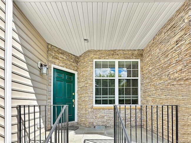 Building Photo - 892 Huntington Drive