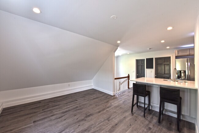 Building Photo - 34 Fort Charles Plz