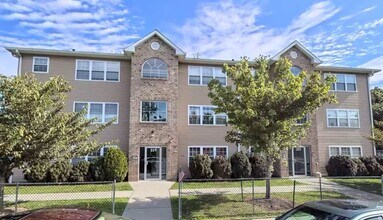 Building Photo - 221 Coolidge St