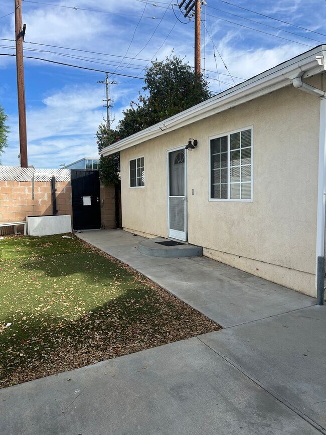 Building Photo - 7555 Collett Ave
