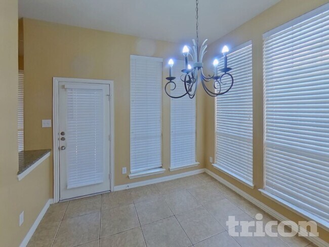 Foto del edificio - 7729 Glencrest Dr