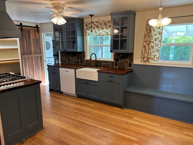 Foto del edificio - Updated 3 Bed Home with Large Backyard