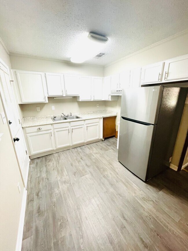 Foto del edificio - **3 Bed 2 Bath located in Regency Park** C...