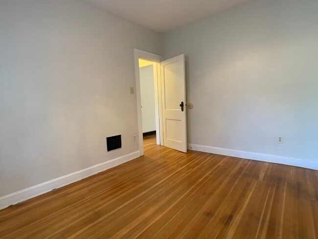 Foto del edificio - 3616 Coliseum Ave