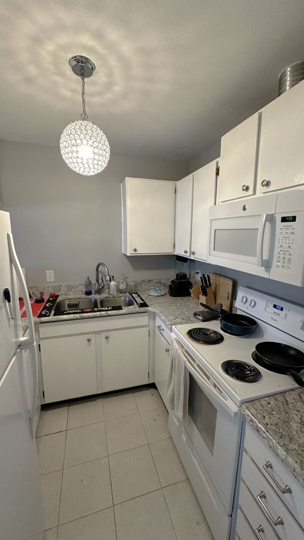 Foto del edificio - LOVELY 2/2.5 w/ Garage, Deck, Washer/Dryer...