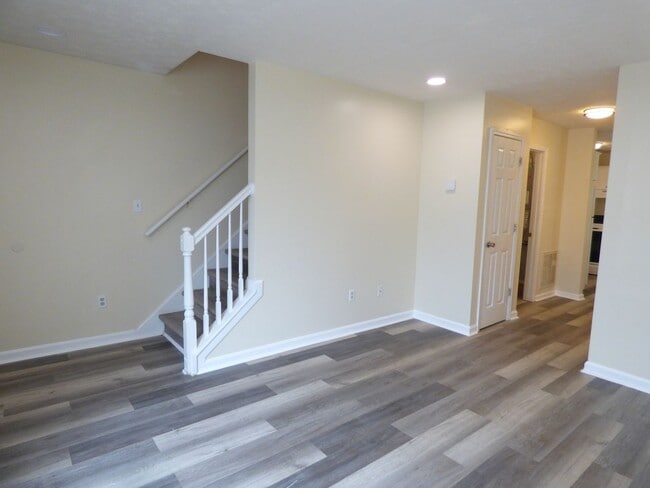 Foto del edificio - Beautiful Townhouse! All Electric, Washer/...
